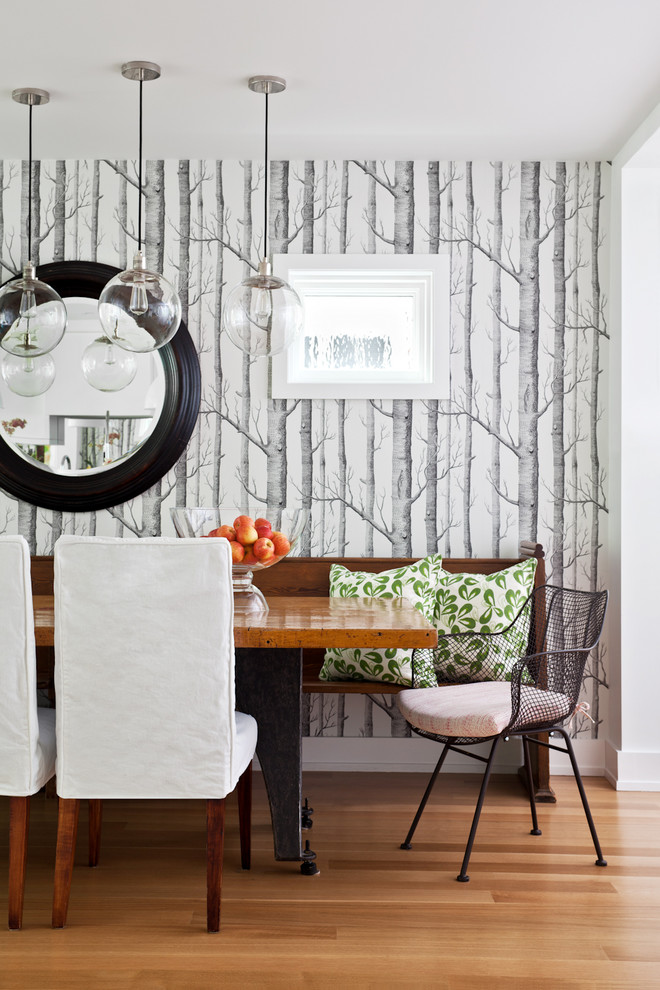 Exemple d'une salle à manger tendance avec un mur multicolore et un sol en bois brun.