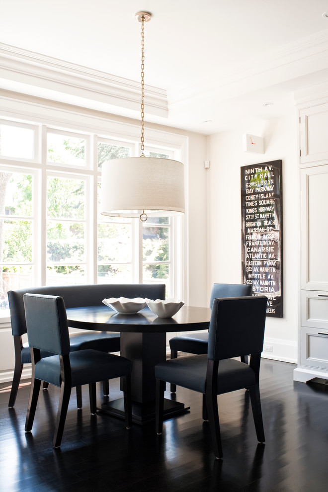 Esempio di una sala da pranzo classica con pareti bianche, pavimento in legno verniciato e pavimento nero