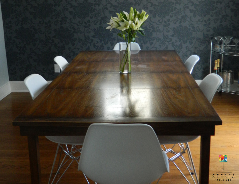 Inspiration pour une salle à manger bohème fermée et de taille moyenne avec un mur gris et un sol en bois brun.