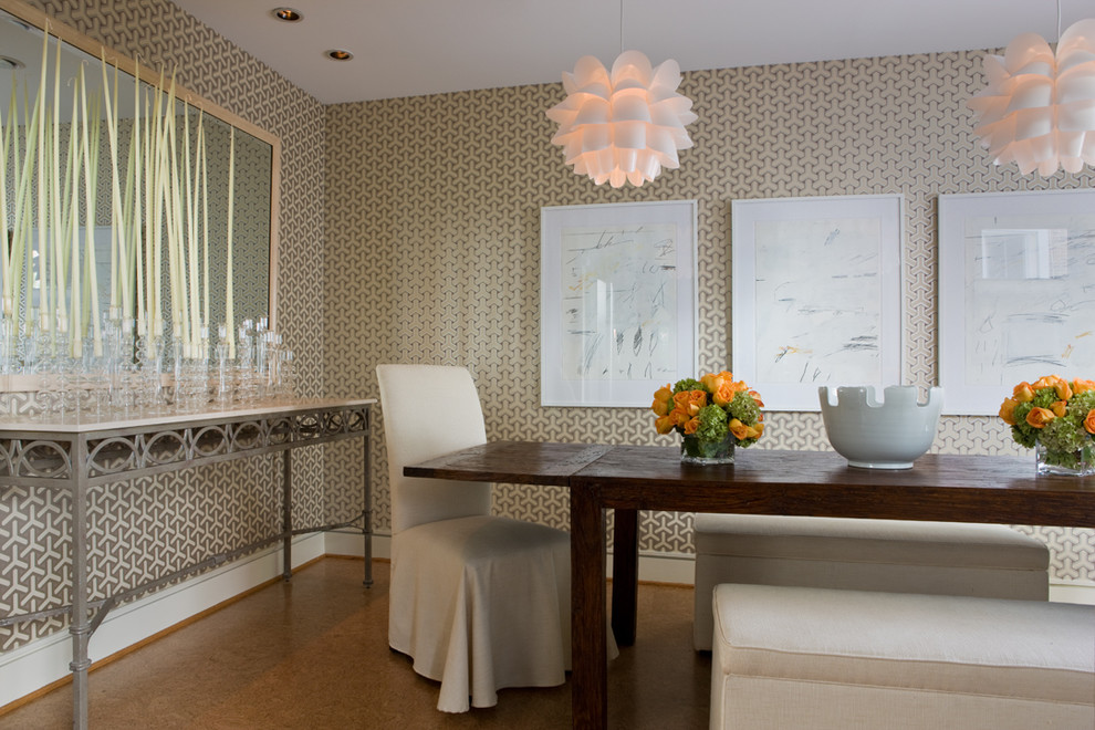 Inspiration pour une petite salle à manger ouverte sur la cuisine minimaliste avec un sol en liège, aucune cheminée et un sol beige.