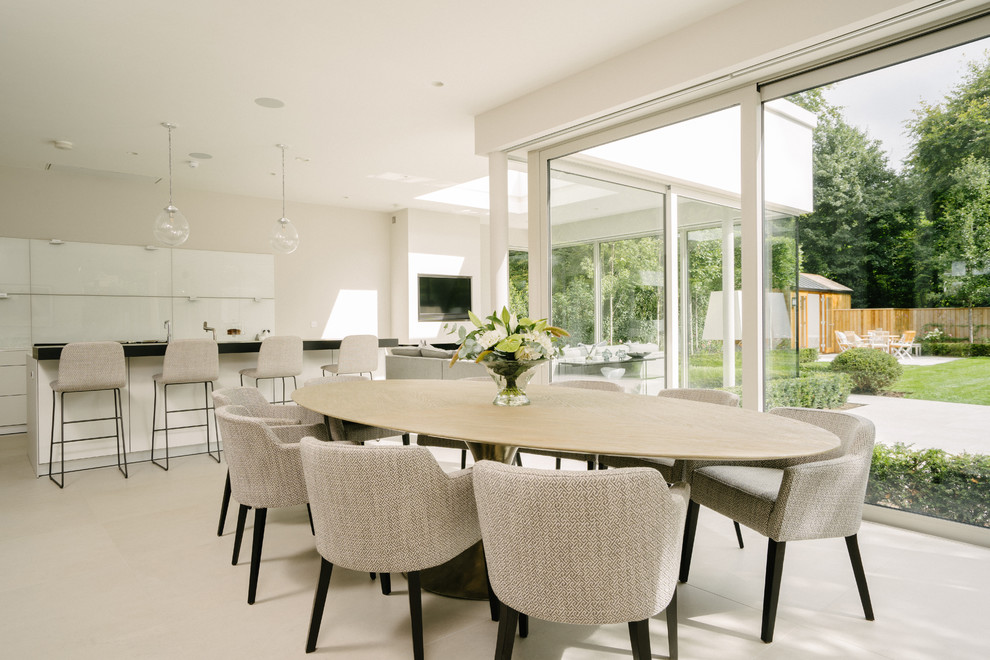 Стильный дизайн: гостиная-столовая в стиле неоклассика (современная классика) с белыми стенами и белым полом - последний тренд