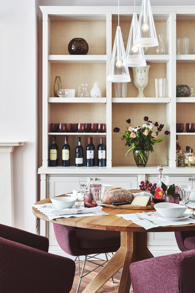 Réalisation d'une salle à manger ouverte sur le salon tradition de taille moyenne avec un mur rose, un sol en bois brun et un sol marron.