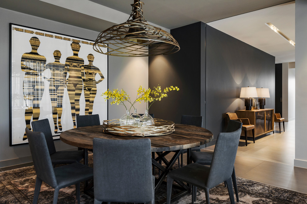 Ispirazione per una sala da pranzo aperta verso il soggiorno design con pareti nere e pavimento beige