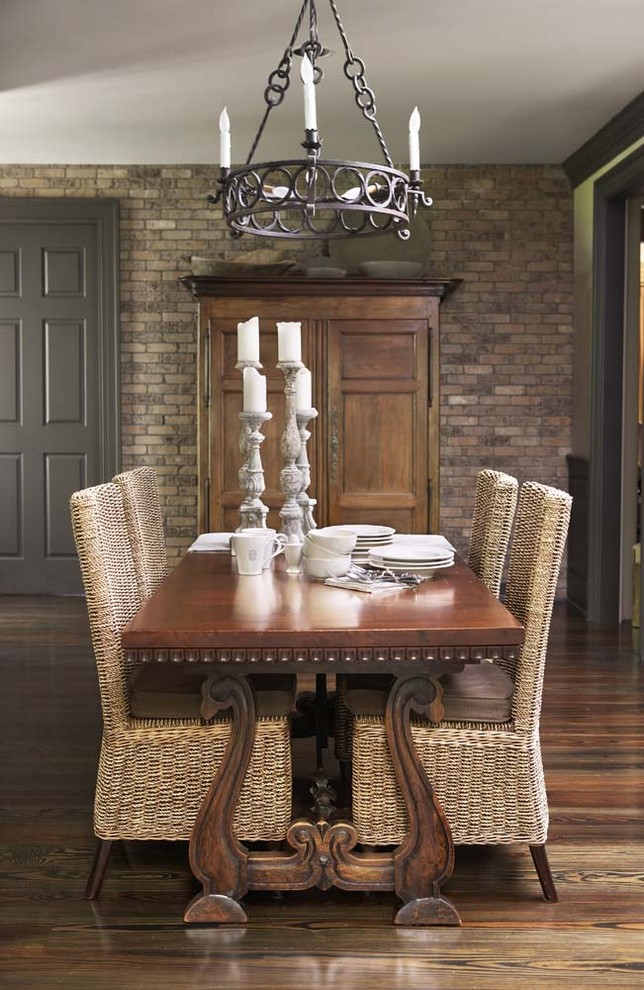 Ejemplo de comedor de cocina clásico renovado grande con suelo de madera en tonos medios y paredes marrones
