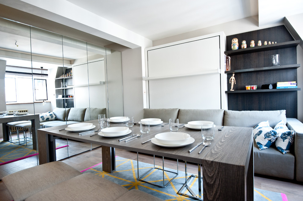 Foto di una piccola sala da pranzo contemporanea con pareti grigie e parquet chiaro