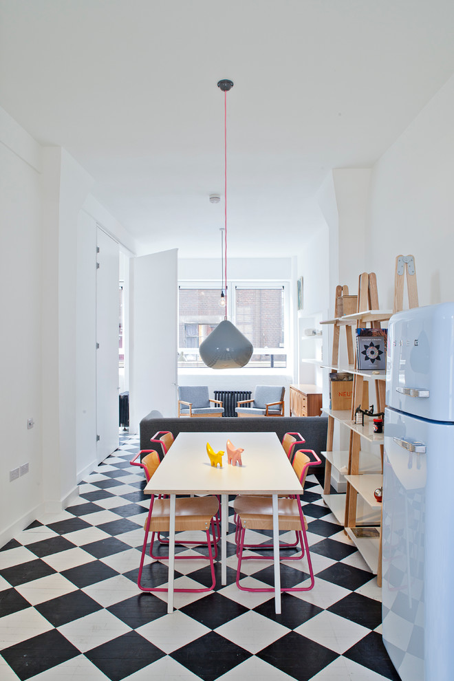 Exemple d'une salle à manger ouverte sur la cuisine scandinave avec un mur blanc et parquet peint.