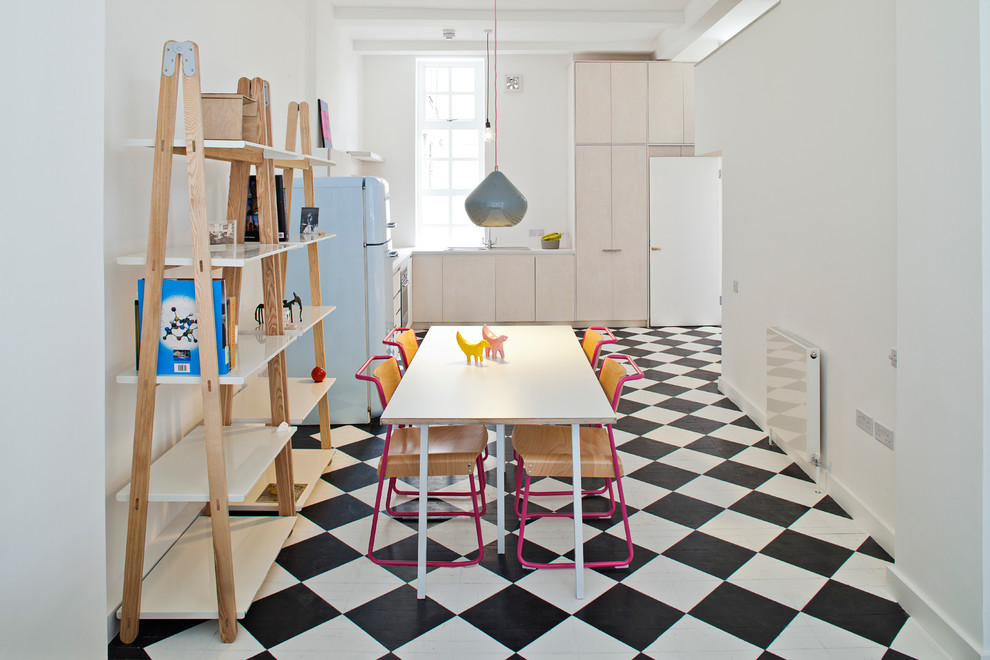 Réalisation d'une salle à manger ouverte sur le salon design avec un sol multicolore.