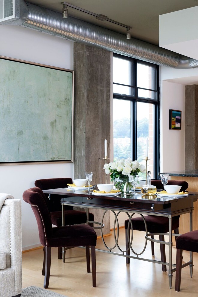 Esempio di una sala da pranzo aperta verso il soggiorno industriale con pareti bianche, parquet chiaro e pavimento beige