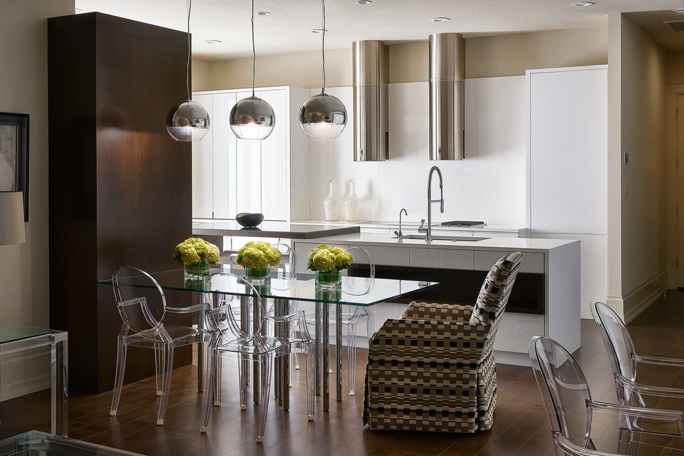 Moderne Wohnküche mit beiger Wandfarbe und braunem Holzboden in Orlando
