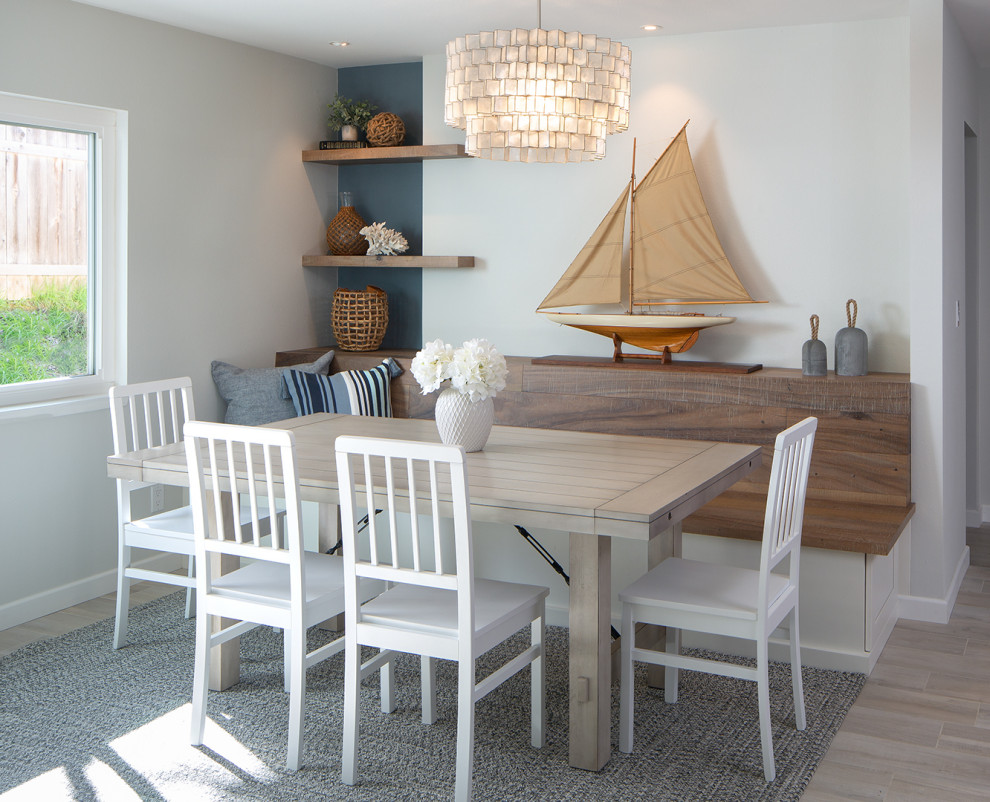 Esempio di una piccola sala da pranzo aperta verso la cucina stile marinaro con pareti bianche, pavimento in gres porcellanato e nessun camino