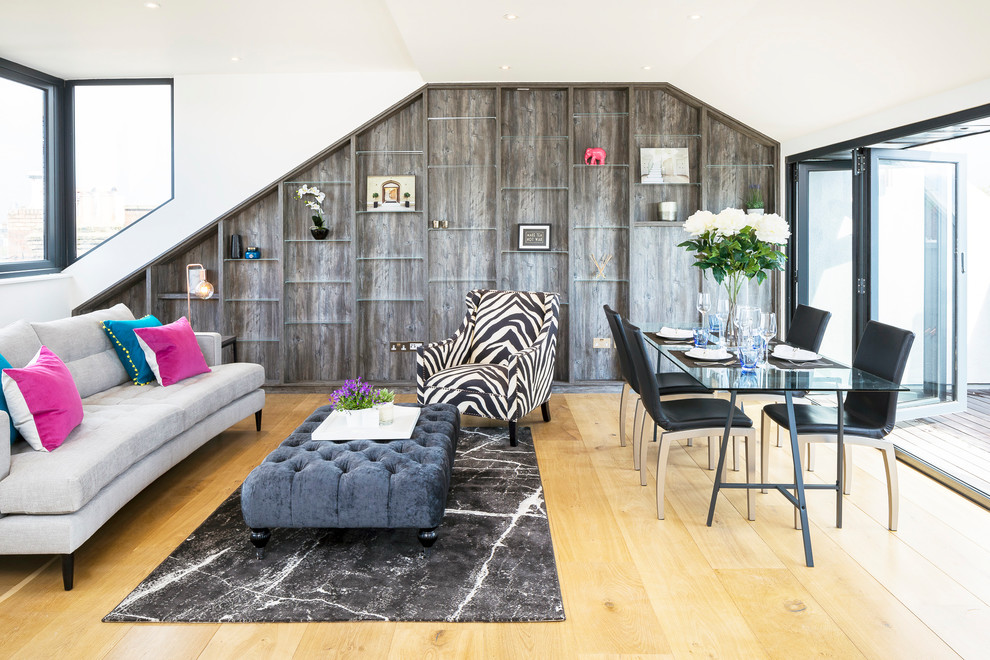 Idee per una sala da pranzo aperta verso il soggiorno contemporanea di medie dimensioni con pareti bianche, parquet chiaro e pavimento beige