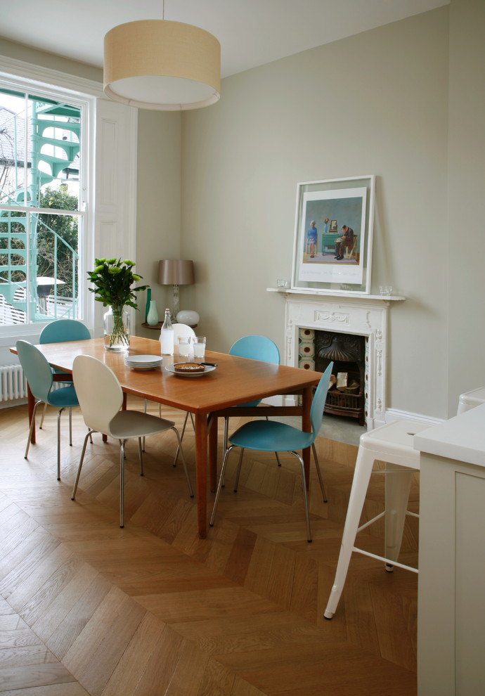 Источник вдохновения для домашнего уюта: кухня-столовая в современном стиле с светлым паркетным полом и стандартным камином