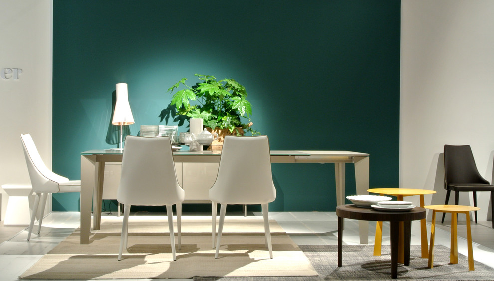 На фото: кухня-столовая среднего размера в стиле модернизм с зелеными стенами, полом из ламината и бежевым полом без камина