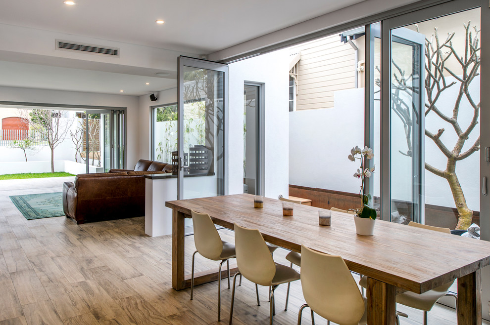 Стильный дизайн: маленькая кухня-столовая в стиле модернизм с белыми стенами и светлым паркетным полом для на участке и в саду - последний тренд