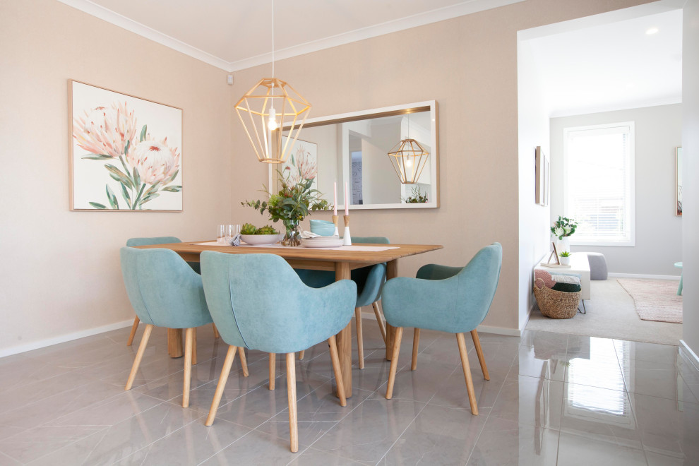 Idée de décoration pour une salle à manger ouverte sur le salon design de taille moyenne avec un mur rose, un sol en carrelage de céramique et un sol gris.