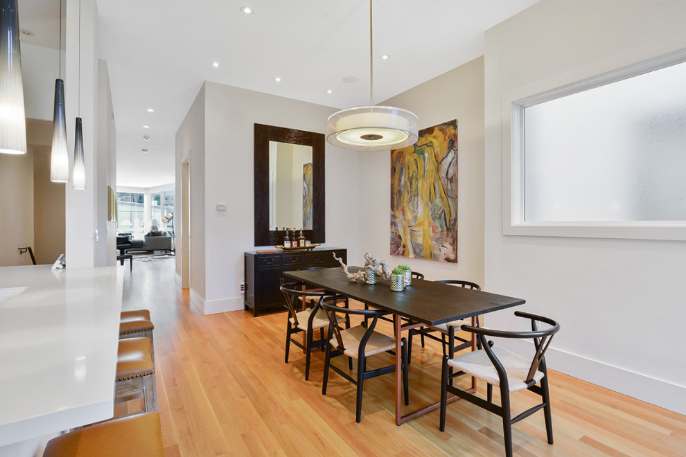 Mittelgroße Moderne Wohnküche mit weißer Wandfarbe, hellem Holzboden und beigem Boden in San Francisco
