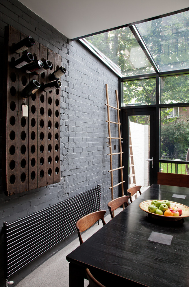 Inredning av en modern matplats, med grå väggar