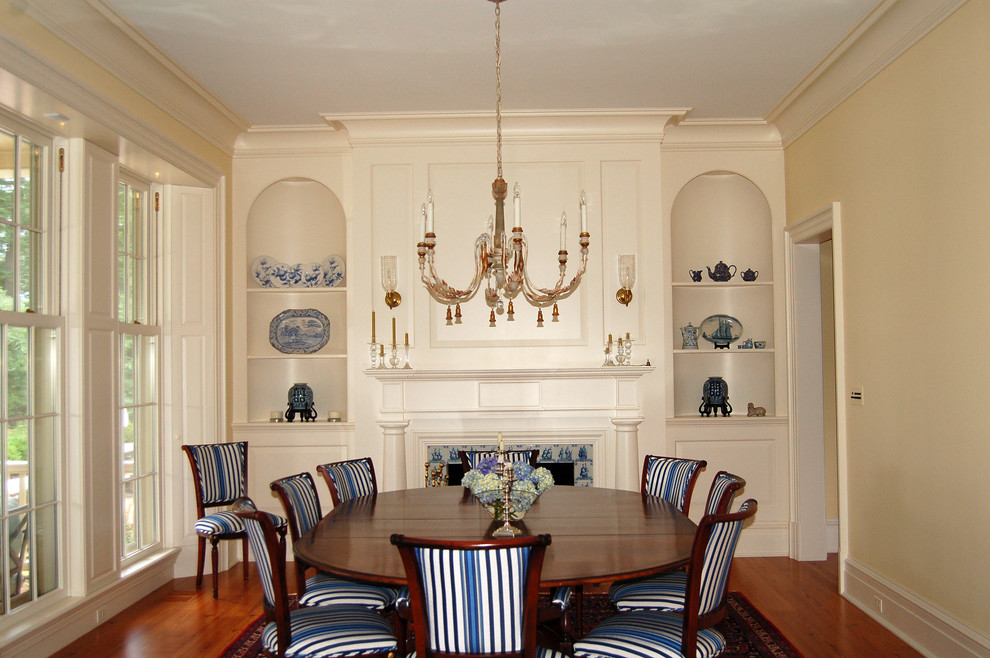 Geschlossenes, Mittelgroßes Klassisches Esszimmer mit beiger Wandfarbe, braunem Holzboden, Kamin und gefliester Kaminumrandung in Baltimore