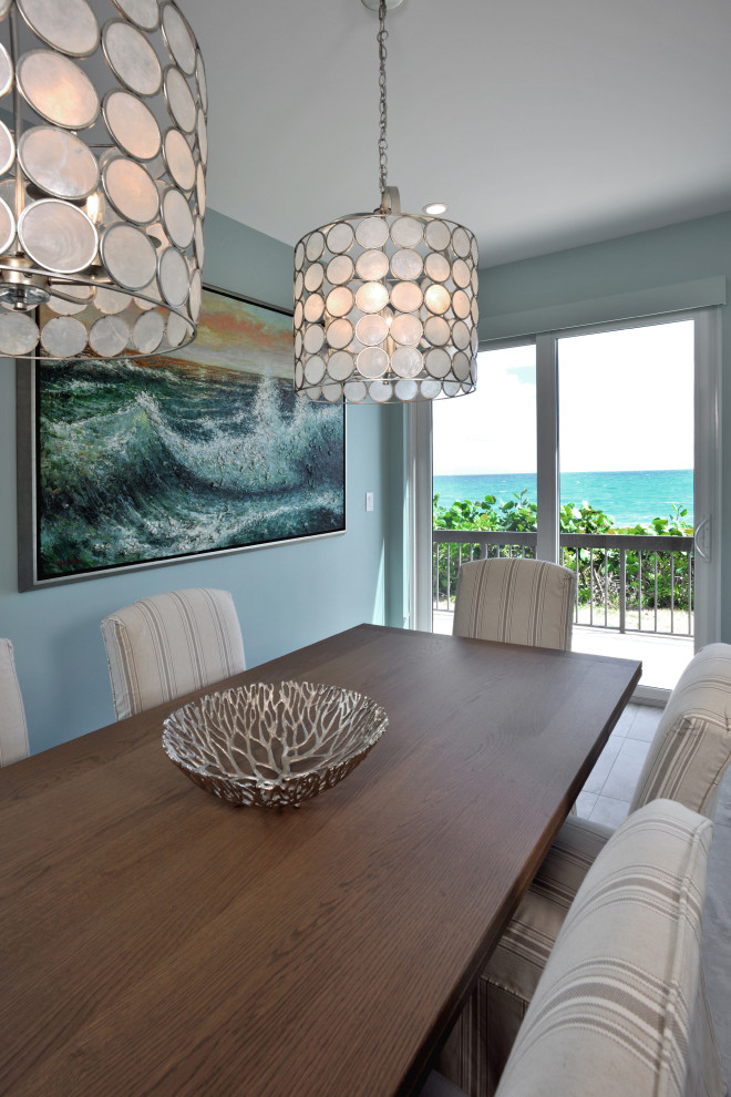 Foto di una sala da pranzo aperta verso il soggiorno stile marinaro di medie dimensioni con pareti blu, pavimento in gres porcellanato e pavimento grigio