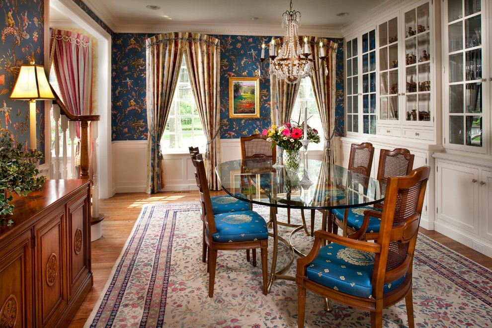 Ejemplo de comedor clásico grande con paredes multicolor y suelo de madera en tonos medios