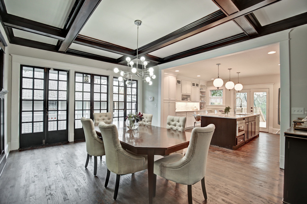 Esempio di una sala da pranzo aperta verso la cucina american style di medie dimensioni con pareti grigie, parquet scuro e pavimento marrone