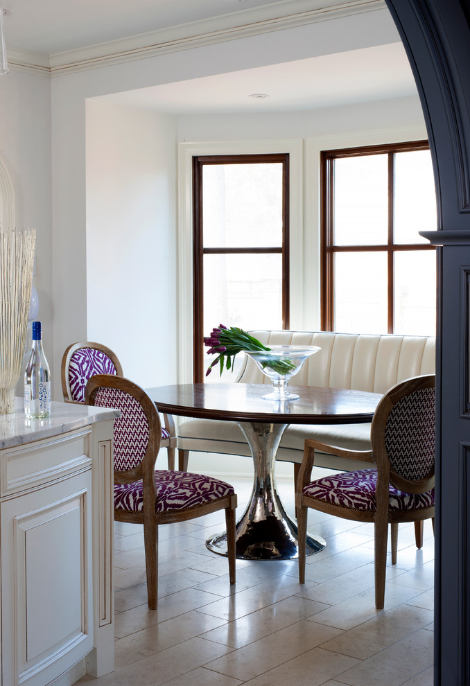 Cette photo montre une salle à manger ouverte sur la cuisine chic avec un mur blanc et un sol en marbre.