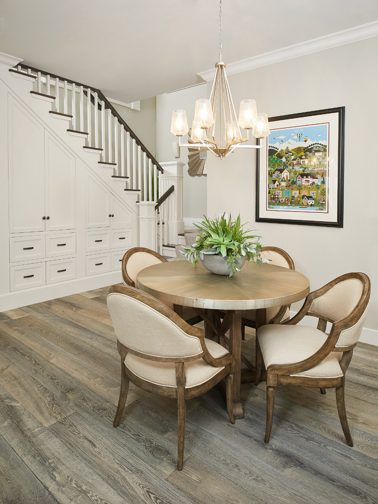 Immagine di una sala da pranzo stile marinaro con pareti beige, pavimento in legno massello medio e pavimento marrone