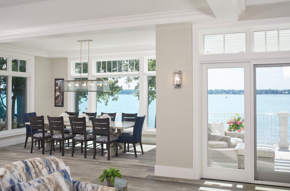 Ispirazione per una grande sala da pranzo aperta verso la cucina costiera con pareti beige, parquet chiaro, pavimento grigio e soffitto a cassettoni