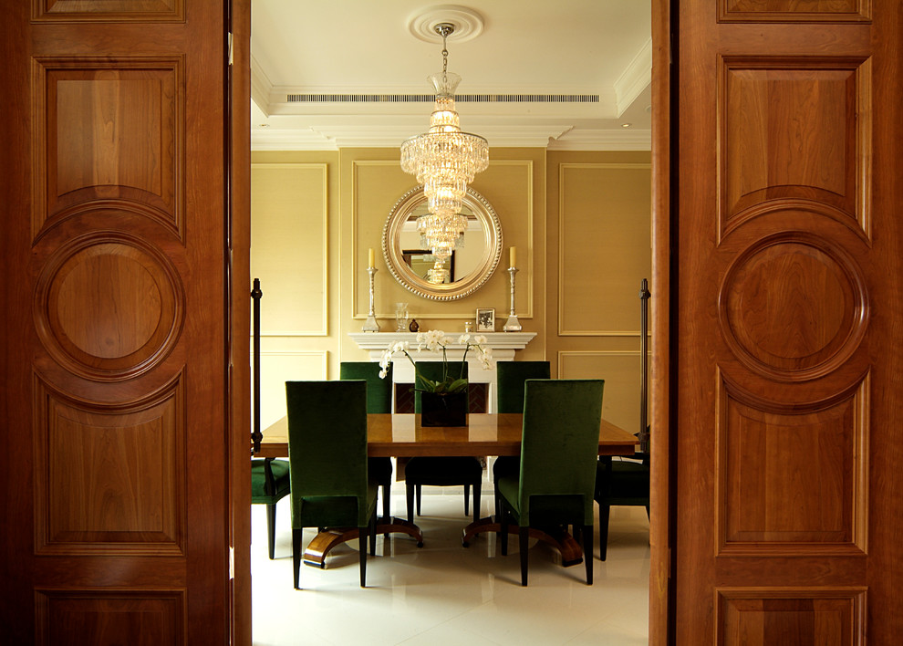 Idée de décoration pour une salle à manger tradition fermée avec un mur beige, une cheminée standard et un manteau de cheminée en plâtre.
