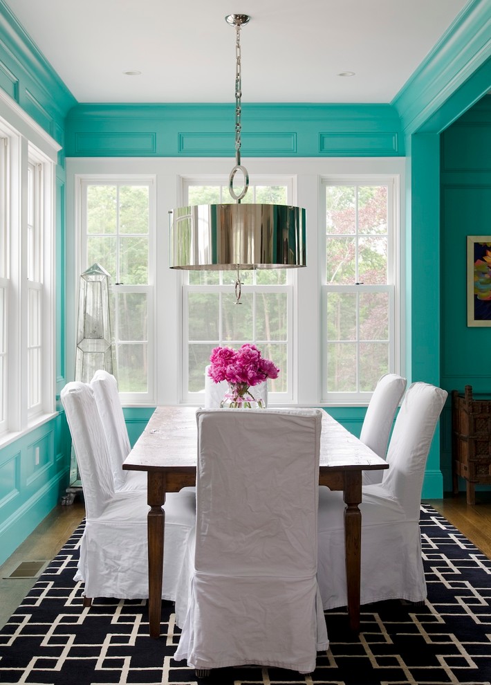 Источник вдохновения для домашнего уюта: большая кухня-столовая в стиле неоклассика (современная классика) с синими стенами и темным паркетным полом без камина