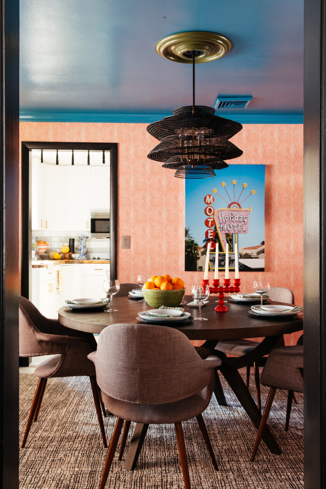Свежая идея для дизайна: отдельная столовая среднего размера в стиле ретро с красными стенами и ковровым покрытием - отличное фото интерьера
