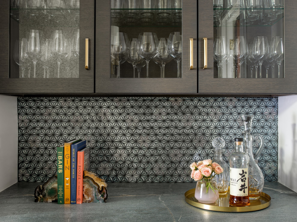 Diseño de comedor de cocina clásico renovado pequeño con paredes grises, suelo de madera en tonos medios y suelo marrón