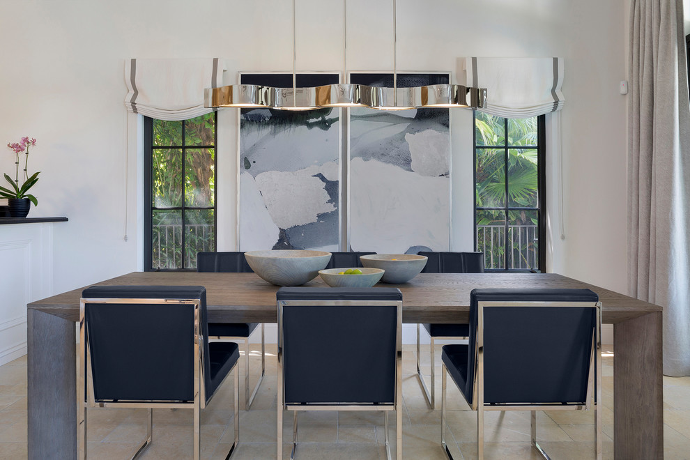 Свежая идея для дизайна: большая отдельная столовая в стиле неоклассика (современная классика) с белыми стенами, полом из известняка и бежевым полом - отличное фото интерьера
