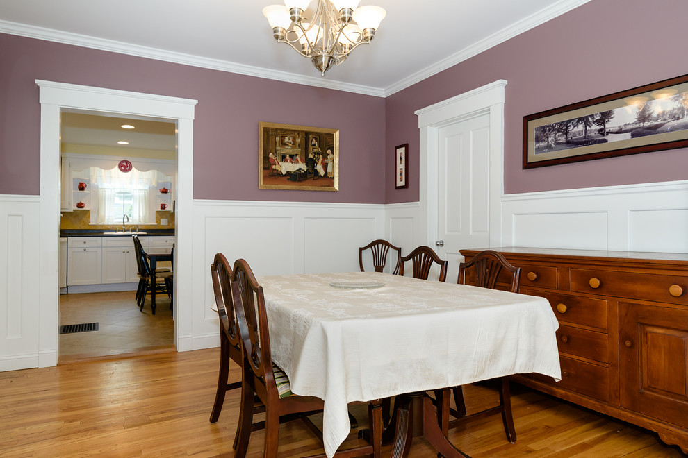 Источник вдохновения для домашнего уюта: отдельная столовая среднего размера в классическом стиле с фиолетовыми стенами и паркетным полом среднего тона