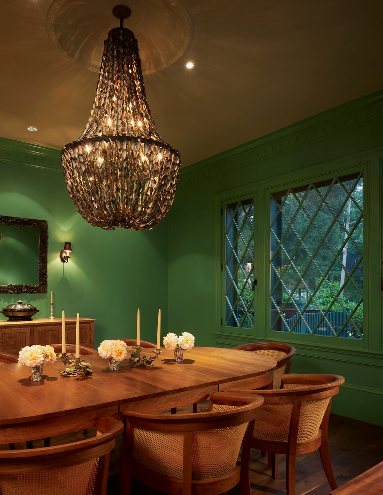 Imagen de comedor tradicional cerrado con paredes verdes y suelo de madera oscura