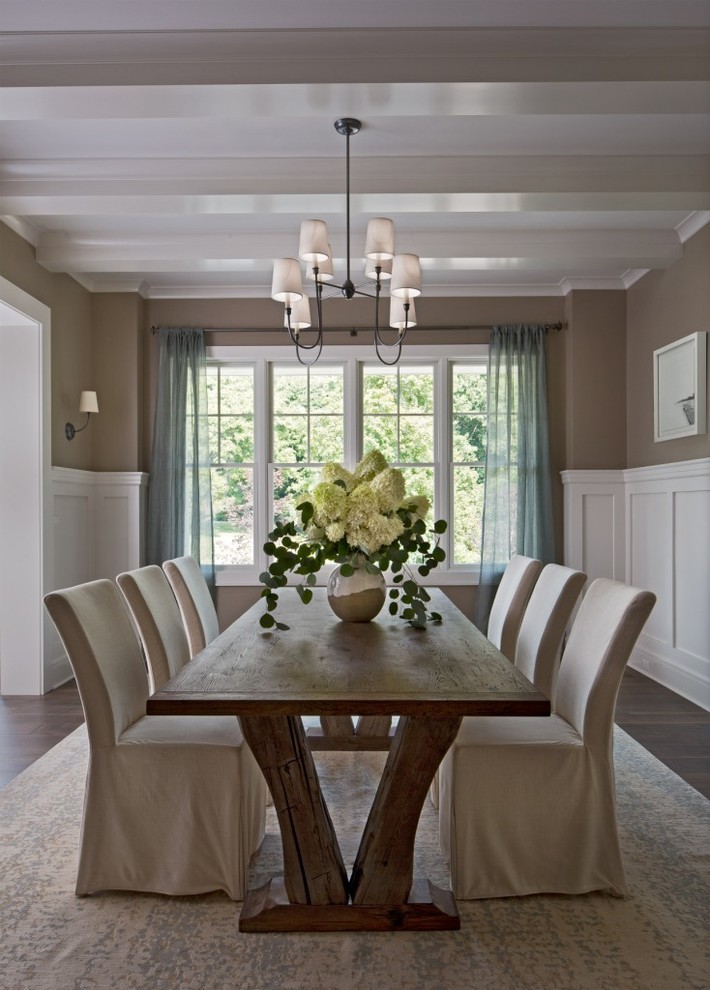 На фото: столовая в классическом стиле с коричневыми стенами и темным паркетным полом без камина