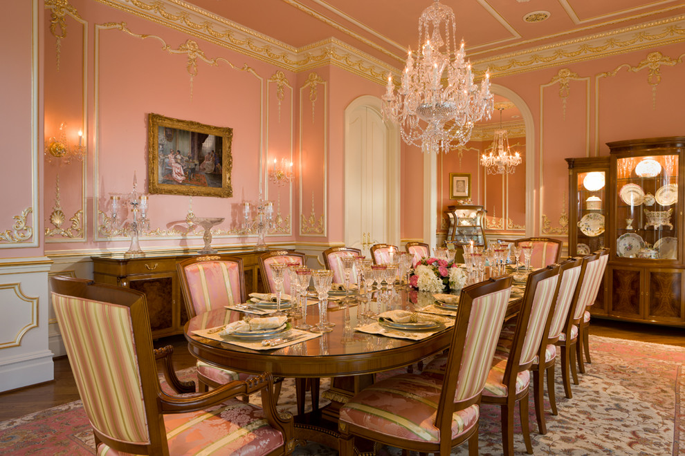 Ispirazione per una grande sala da pranzo aperta verso la cucina classica con pareti rosa e pavimento in legno massello medio