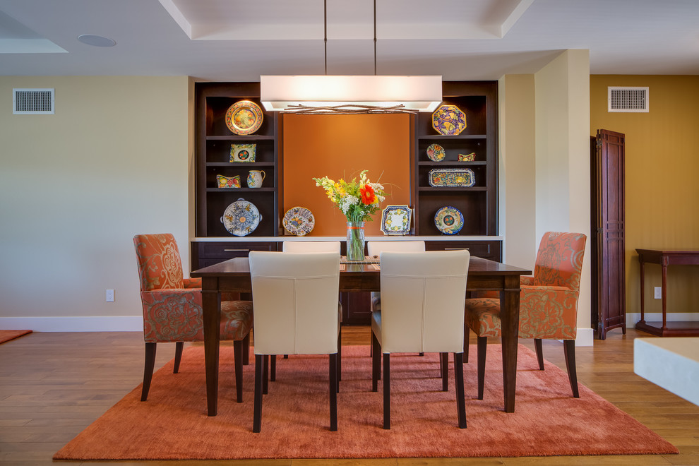 Esempio di una sala da pranzo aperta verso il soggiorno design di medie dimensioni con pareti beige, pavimento in legno massello medio, nessun camino e pavimento marrone