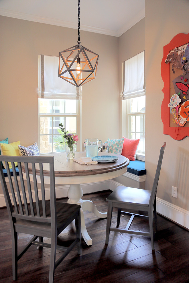 Exemple d'une salle à manger ouverte sur la cuisine chic de taille moyenne avec un mur beige, parquet foncé et un sol marron.