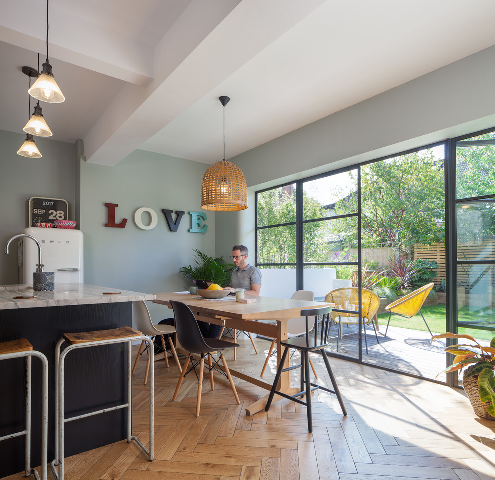 Стильный дизайн: кухня-столовая среднего размера в современном стиле с серыми стенами, светлым паркетным полом и бежевым полом - последний тренд