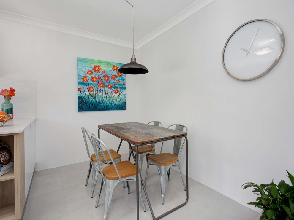 Idée de décoration pour une petite salle à manger ouverte sur la cuisine design avec un mur blanc.