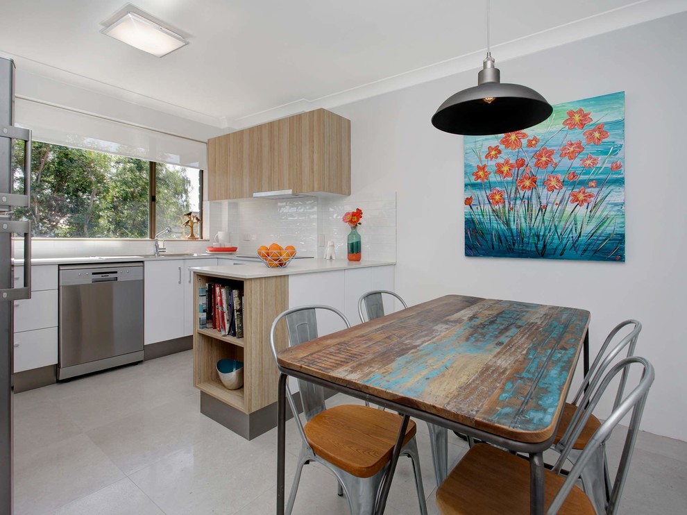 Стильный дизайн: маленькая кухня-столовая в современном стиле с белыми стенами и полом из керамогранита для на участке и в саду - последний тренд