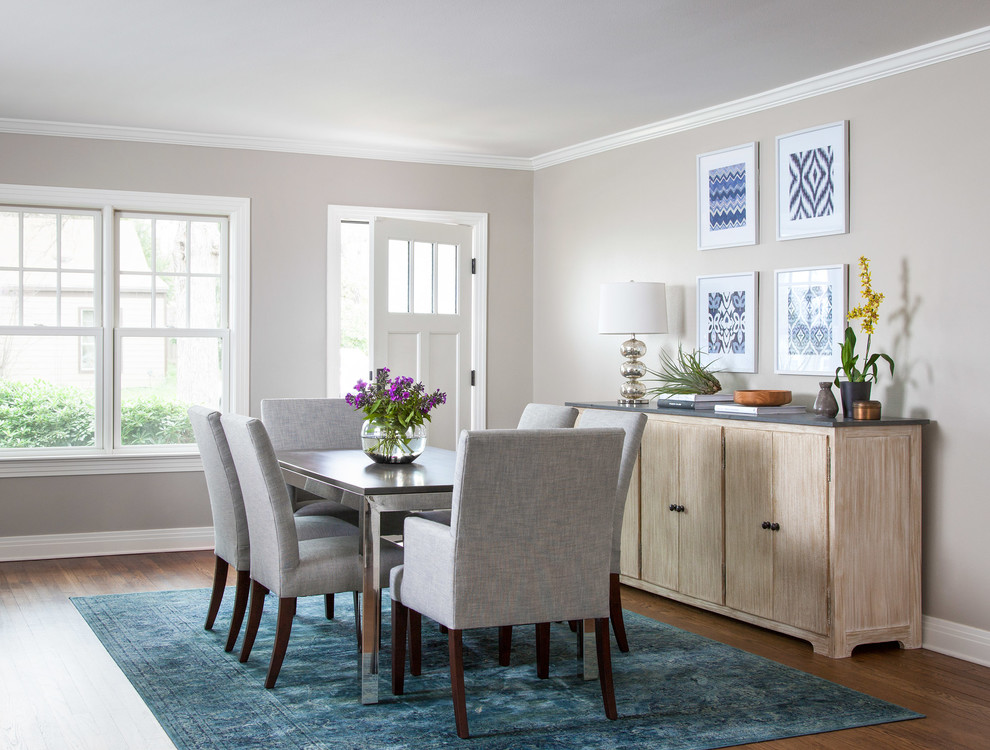 На фото: кухня-столовая среднего размера в стиле неоклассика (современная классика) с серыми стенами и паркетным полом среднего тона