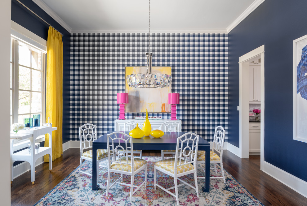 Ispirazione per una sala da pranzo chic chiusa con pareti blu, parquet scuro e pavimento marrone