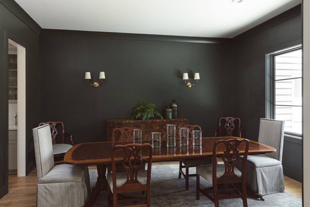 Esempio di una sala da pranzo chic chiusa con pareti verdi, pavimento in legno massello medio e pavimento marrone