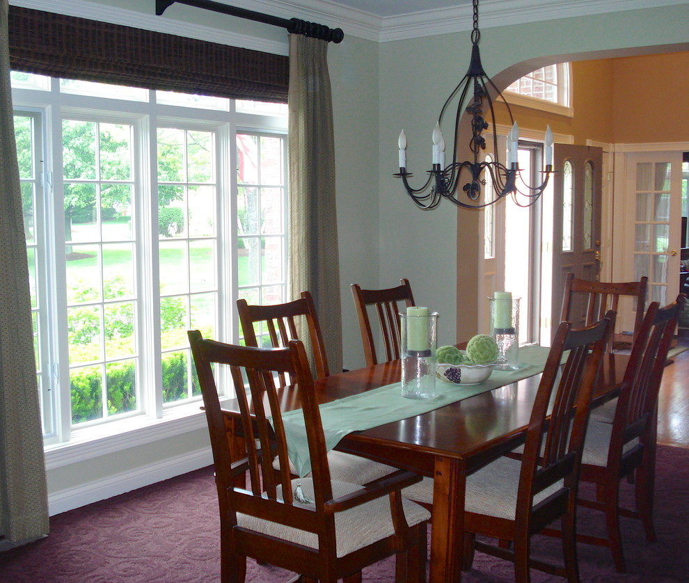 Immagine di una sala da pranzo chic chiusa e di medie dimensioni con pareti beige e moquette