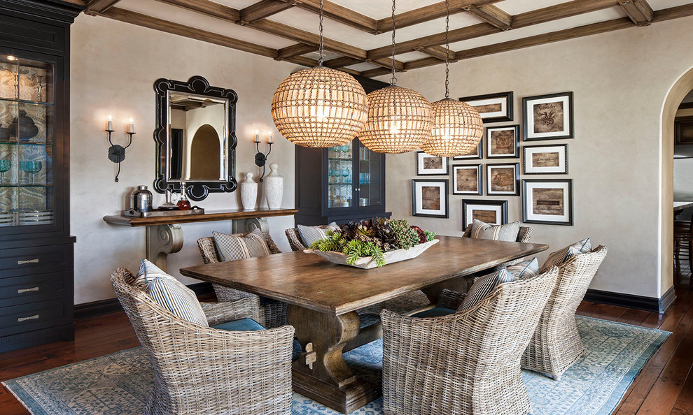 Esempio di una sala da pranzo stile marinaro con pareti beige, pavimento in legno massello medio e pavimento marrone