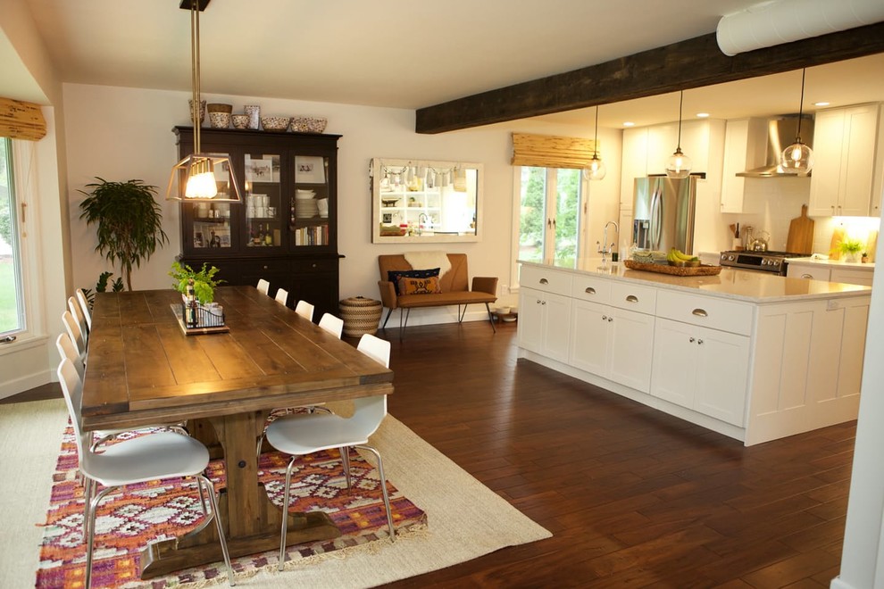На фото: кухня-столовая среднего размера в стиле фьюжн с белыми стенами и темным паркетным полом