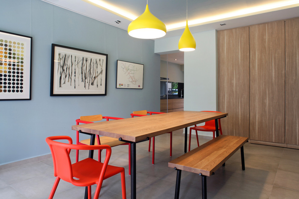 Inspiration för stora moderna separata matplatser, med flerfärgade väggar och klinkergolv i porslin