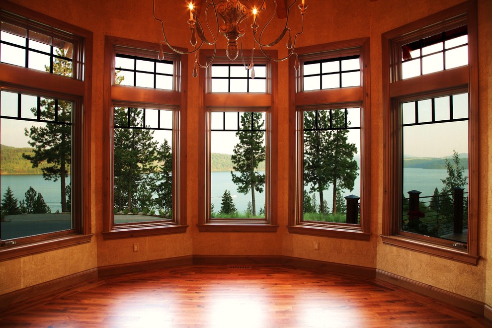 Großes, Offenes Klassisches Esszimmer ohne Kamin mit beiger Wandfarbe und braunem Holzboden in Seattle
